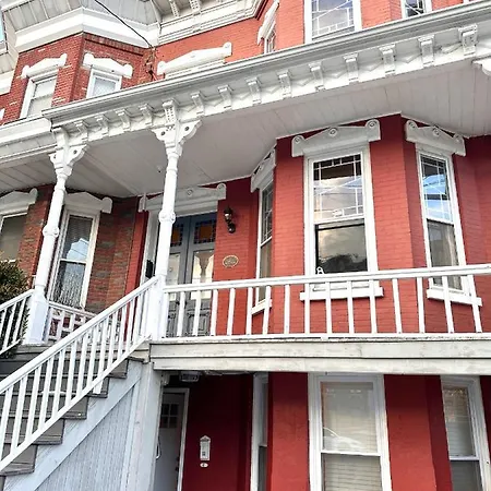 Classical Isbills Row House Close To Nyc